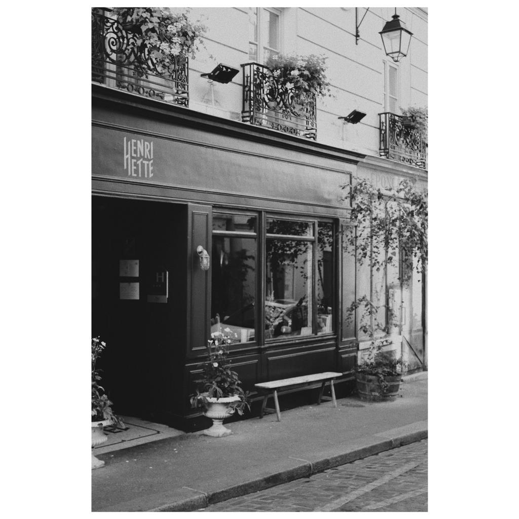 photographie de rue cliché noir et blanc devanture de magasin à Paris