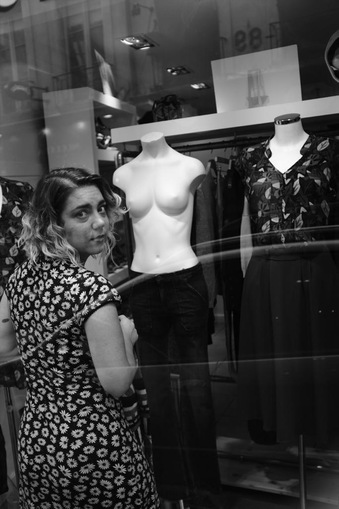 street photographie Paris femme devant magasin regarde objectif
