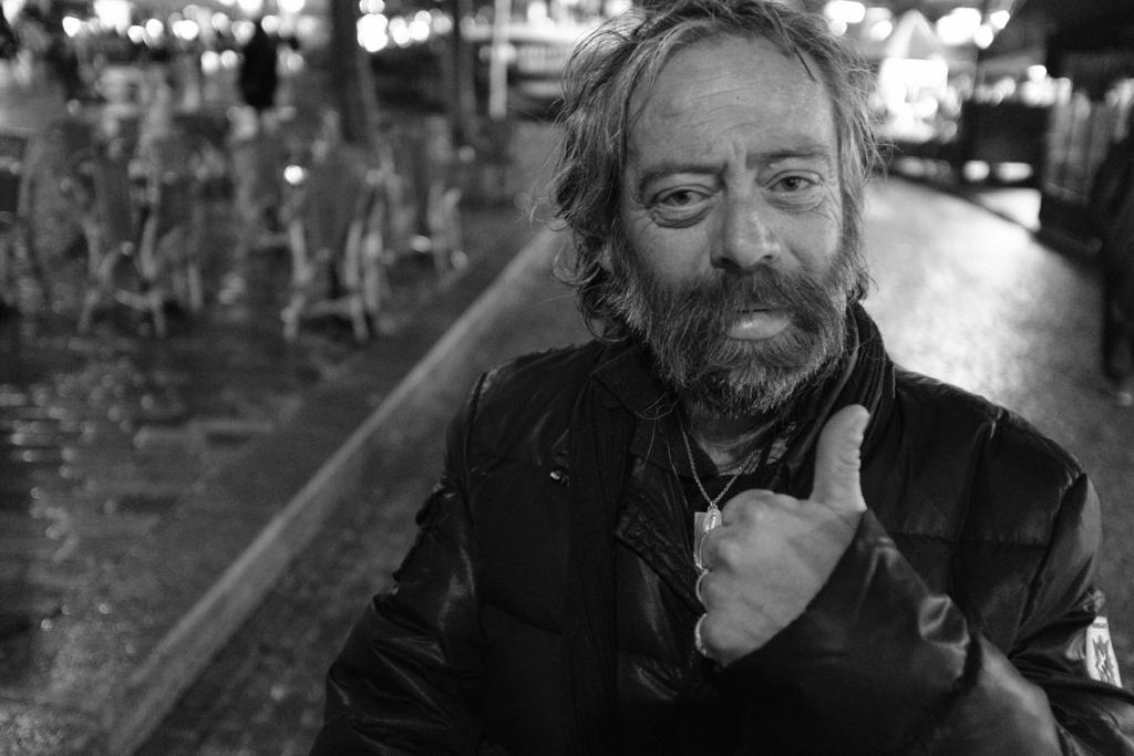 street photography Paris SDF qui lève le pouce
