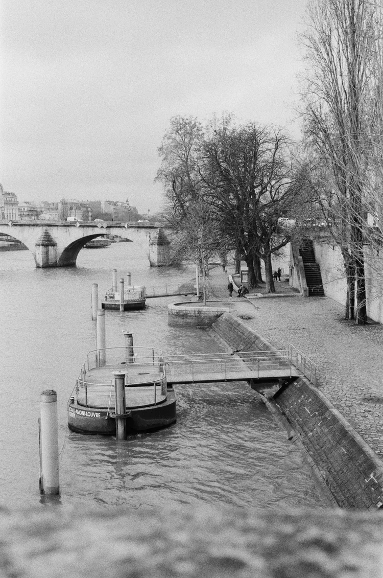 Photo de rue quai parisien péniche à quai
