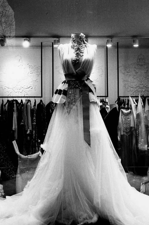 street photography Paris robe de mariée dans magasin