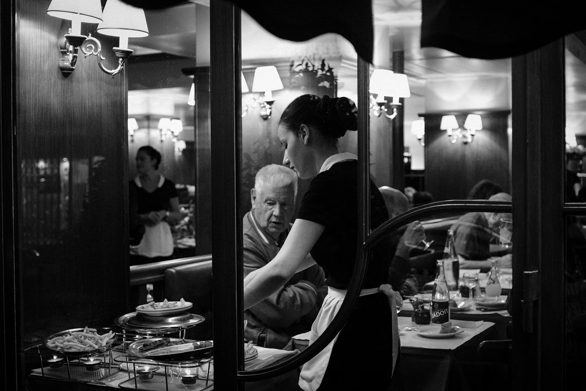 cliché noir et blanc paris serveuse avec client dans restaurant
