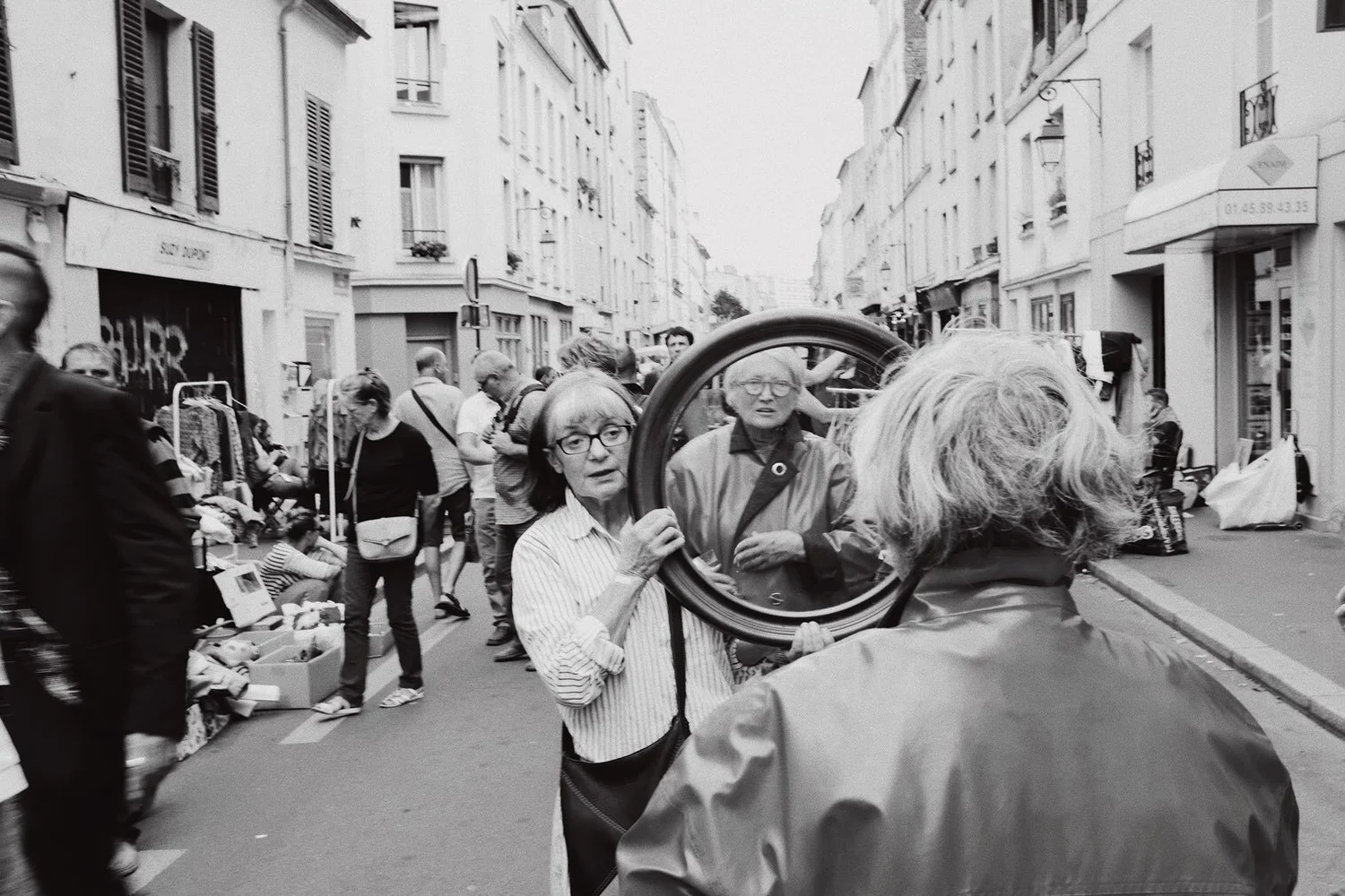 street photographie Paris femme se regardant dans miroir dans brocante