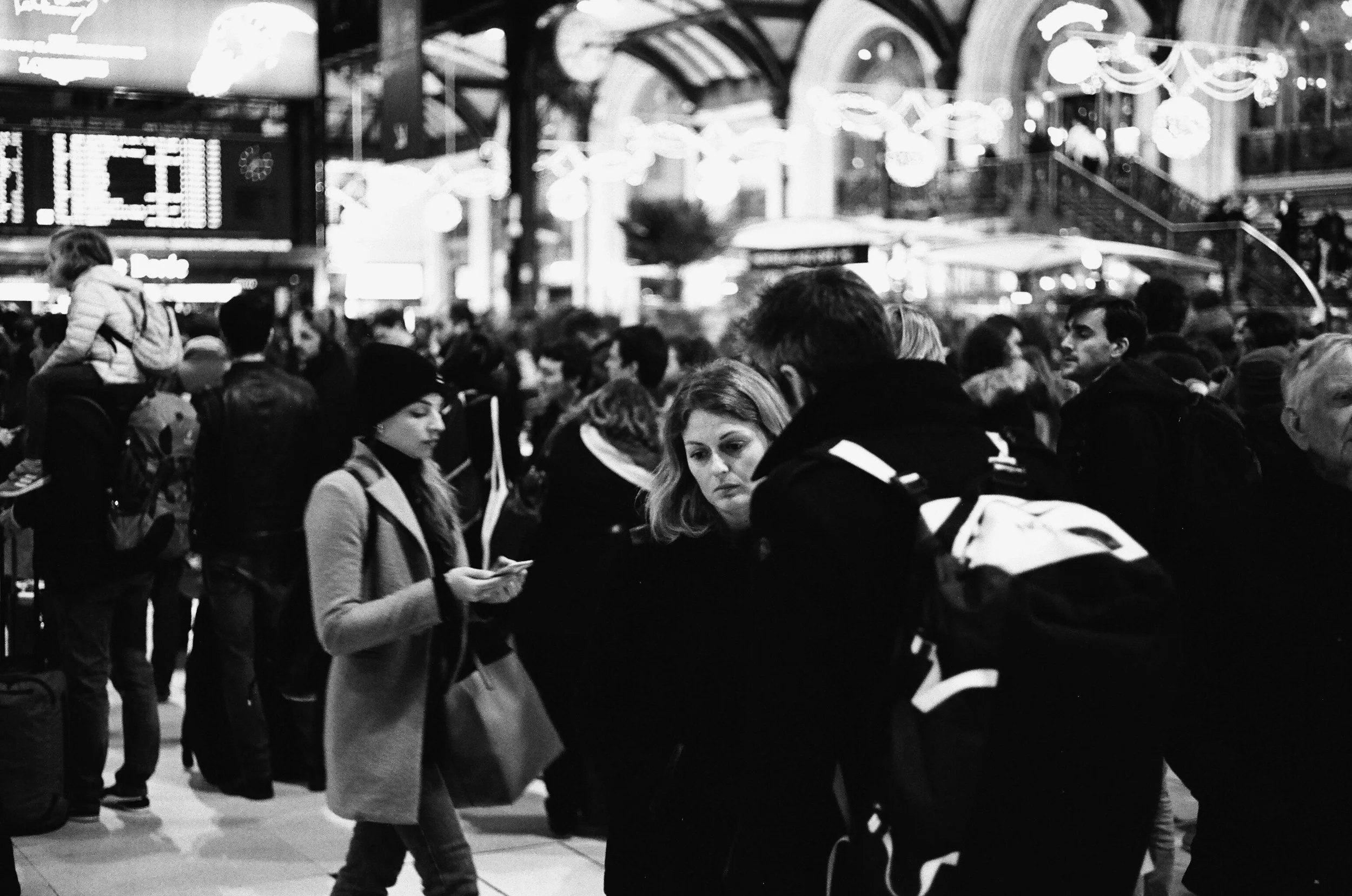 street photography gens dans gare parisienne