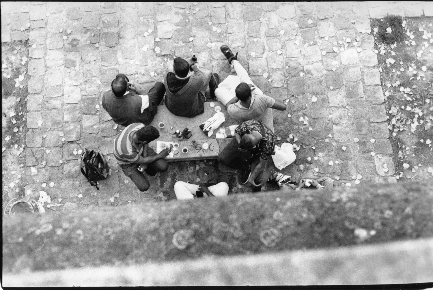 street photography Paris groupe personnes déjeunant cliché pris au dessus