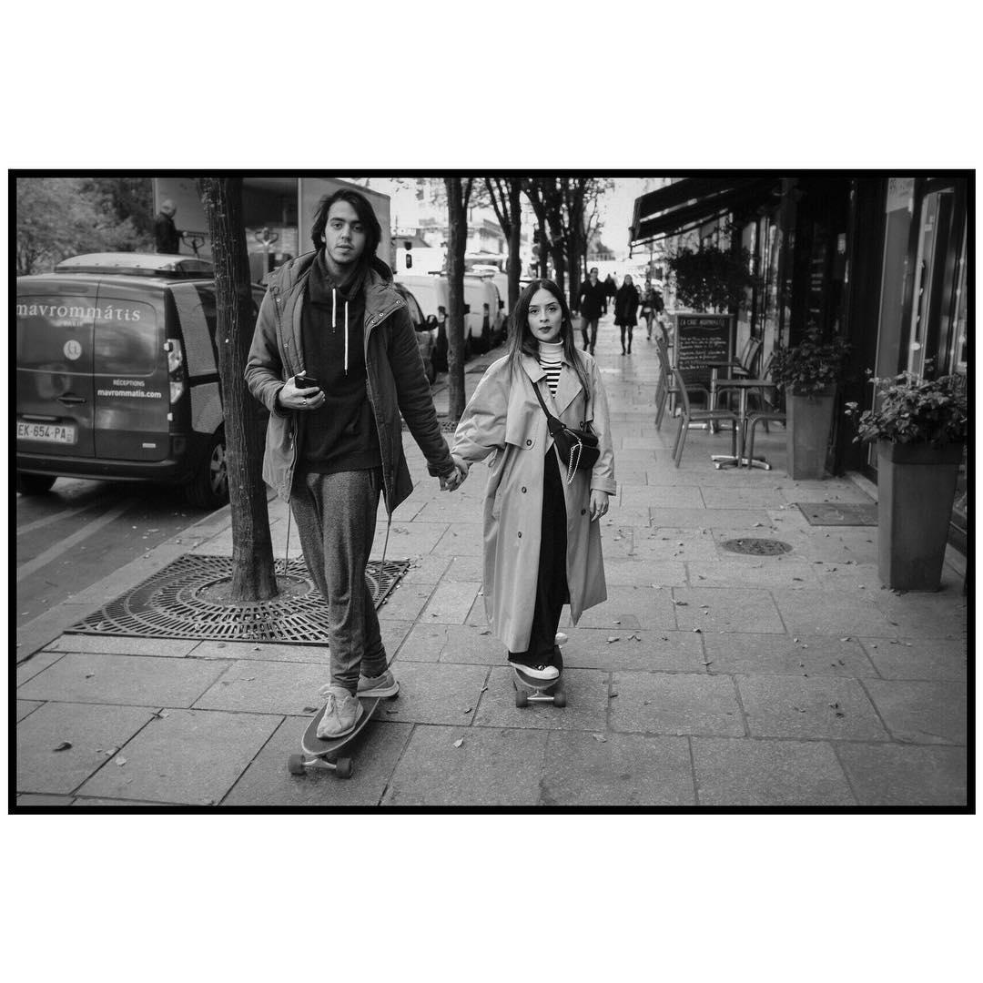 Photographie de rue Paris jeune couple sur skateboard dans la rue