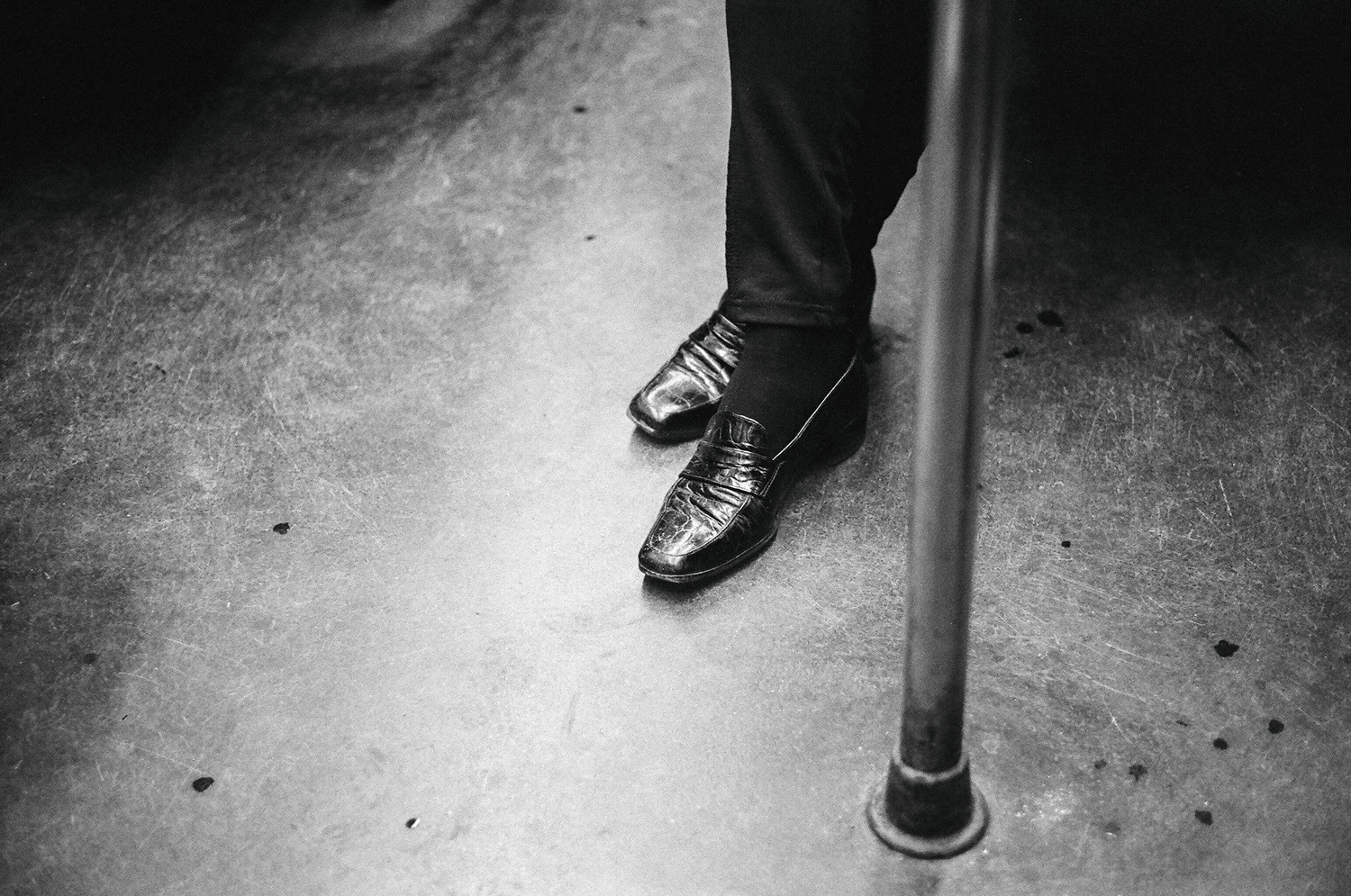 street photoggraphy noir et blanc métro parisien chaussures cuir homme