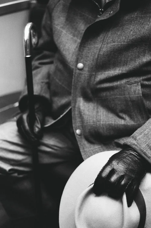 street photography habillement homme dans métro parisien