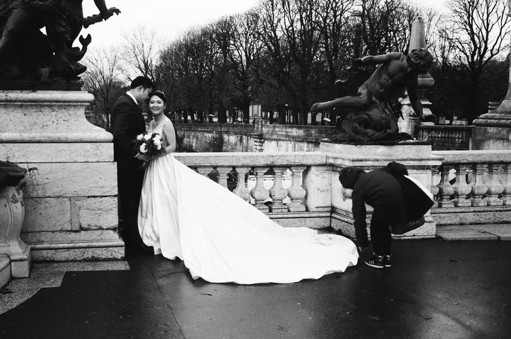 photographie de rue Paris mariés sur pont prenant la pause