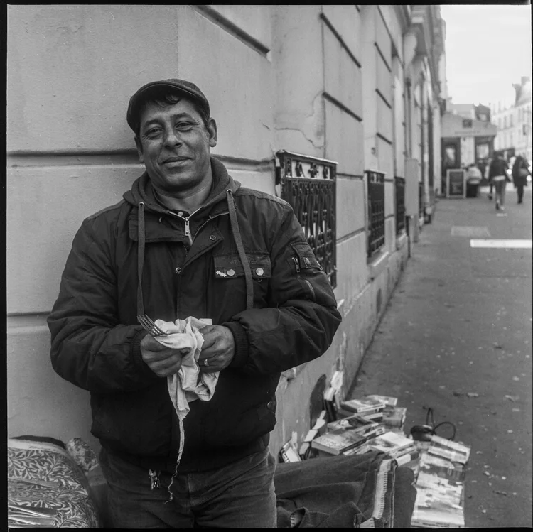 street photograhy portrait noir et blanc SDF adossé au mur Paris