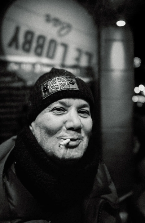portrait homme souriant cigarette bonnet